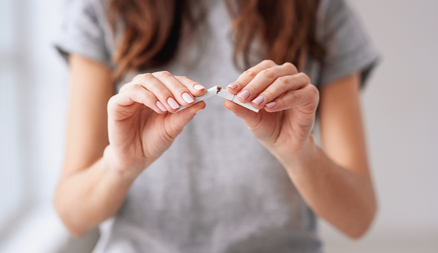 Žela láme cigaretu